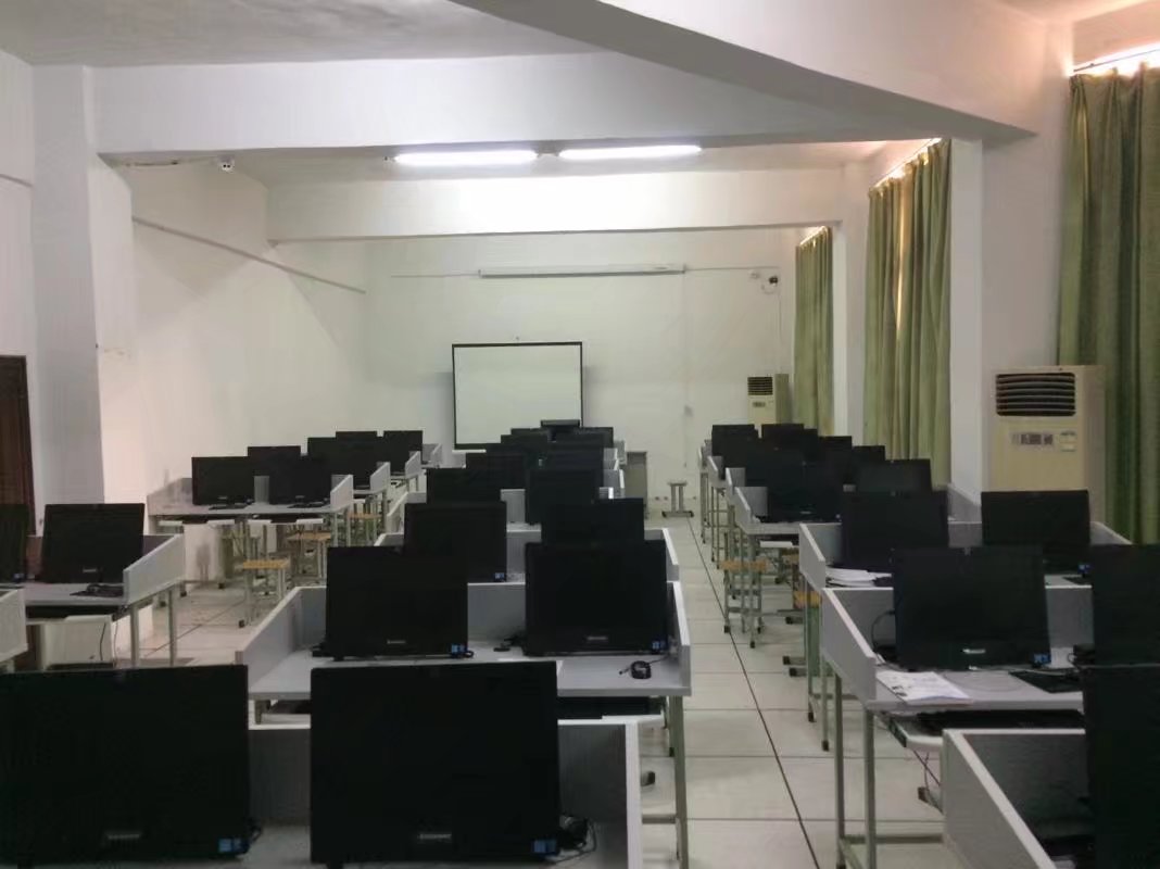 多功能计算机教室.jpg