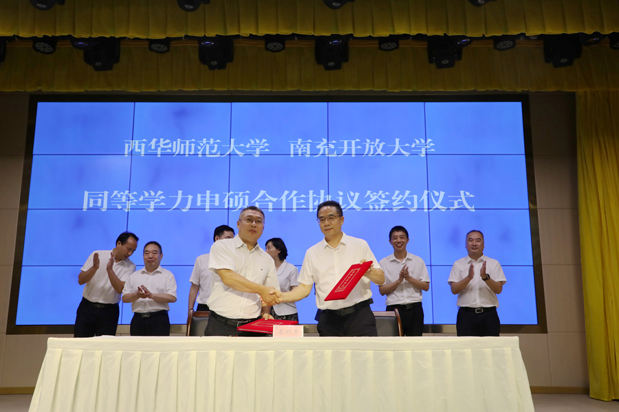 南充开放大学党委副书记 王嘉敏（右一）